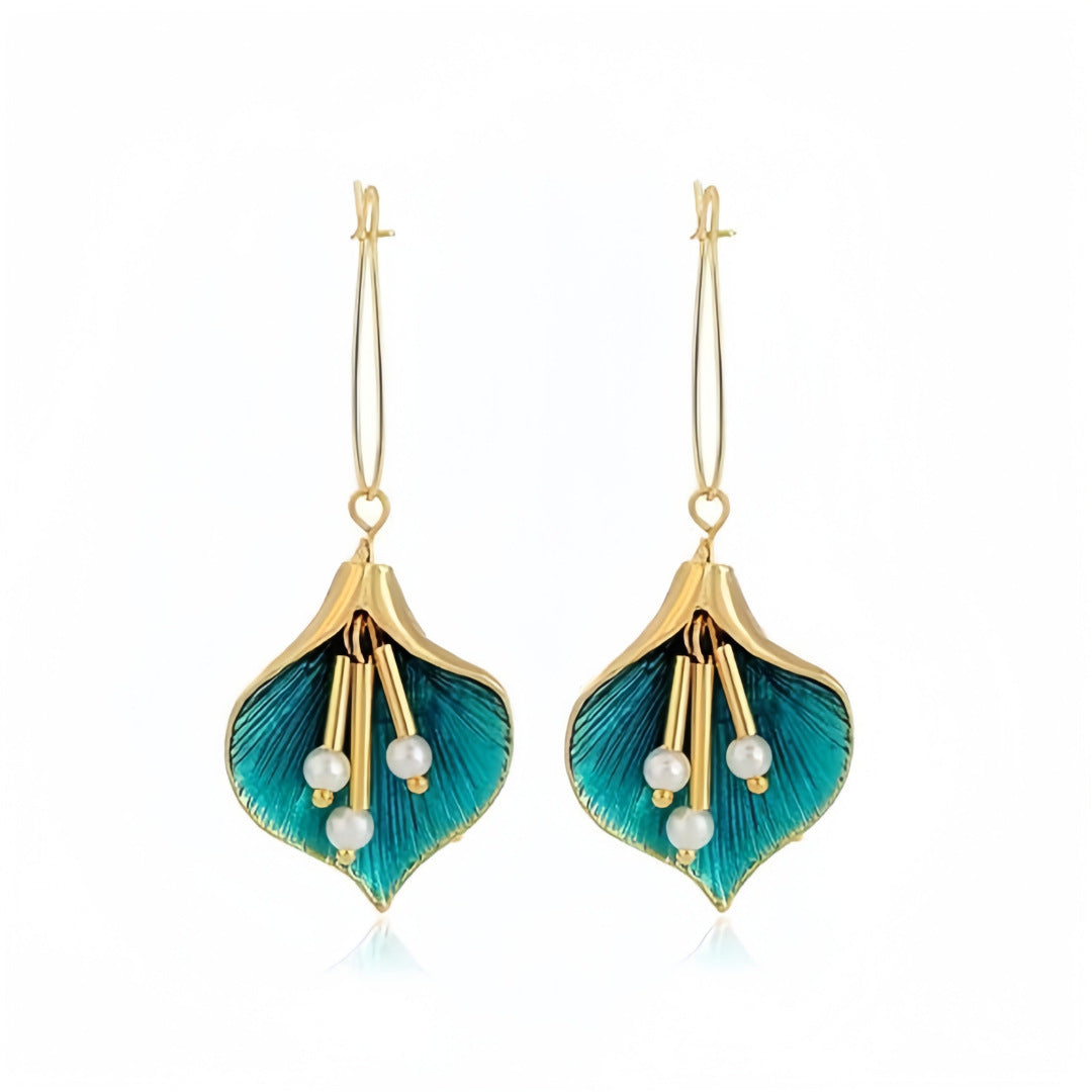 Kaunis Helmi Korvarengas ainutlaatuisella tyylillä