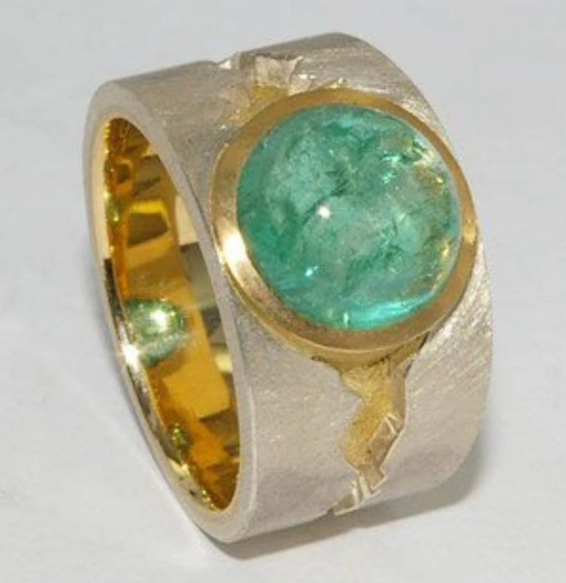 Klassinen Sormus ajattomalla viehätyksellä