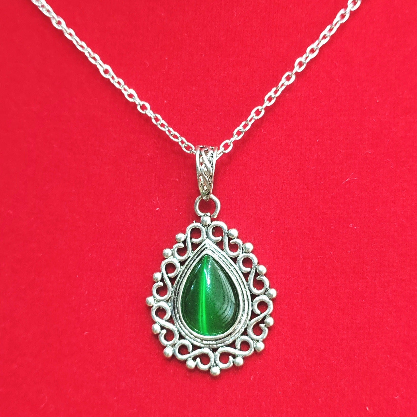 Klassinen Kaulakoru ajattomalla viehätyksellä