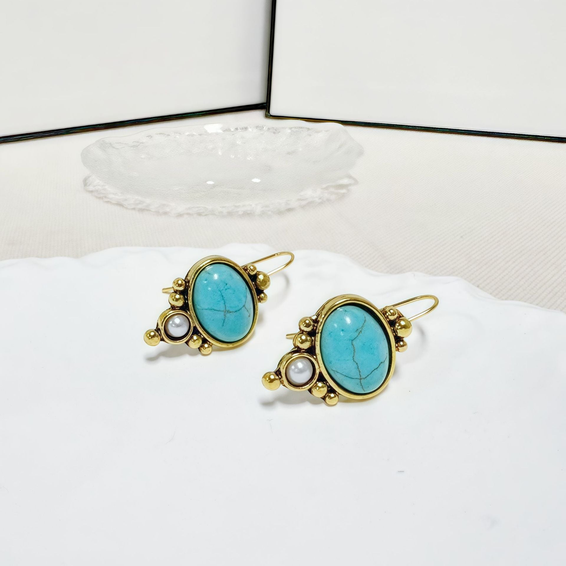 Kaunis Helmi Korvarengas ainutlaatuisella tyylillä