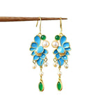 Kaunis Helmi Korvarengas ainutlaatuisella tyylillä