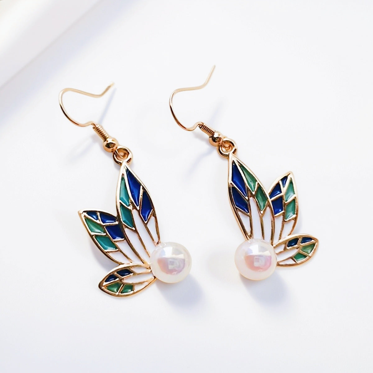 Kaunis Helmi Korvarengas ainutlaatuisella tyylillä